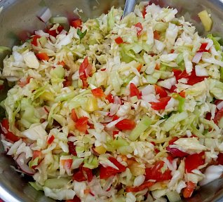Zelný salát se zeleninou