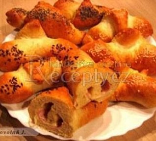 Domácí rohlíky plněné šunkou a sýrem