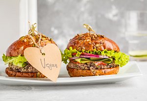 Veganský burger s majonézou kešú