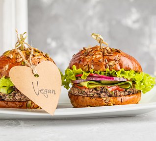 Veganský burger s majonézou kešú