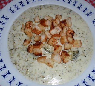 Brokolicová polévka se sýrem a máslovými krutony Brokolicová polévka se sýrem a máslovými krutony