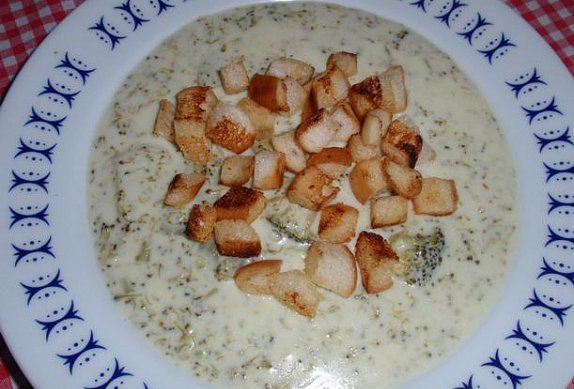 Brokolicová polévka se sýrem a máslovými krutony