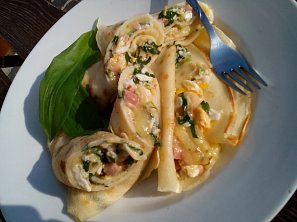 Palačinky se sýrovou smaženicí a medvědím česnekem