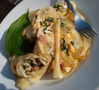 Palačinky se sýrovou smaženicí a medvědím česnekem