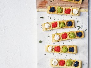 Vaflové jednohubky s kaviárem a avokádem