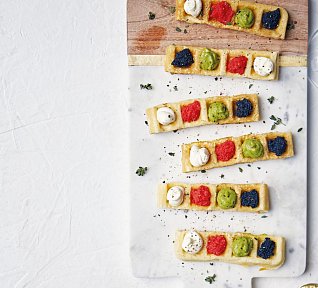 Vaflové jednohubky s kaviárem a avokádem