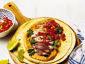 Vepřová krkovice s fazolovým hummusem a rajčatovou salsou