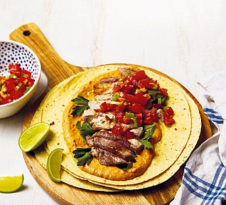 Vepřová krkovice s fazolovým hummusem a rajčatovou salsou