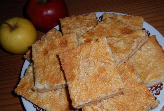 Jablečný koláč se smetanovou polevou
