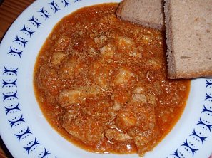 Kapří guláš s kořenovou zeleninou