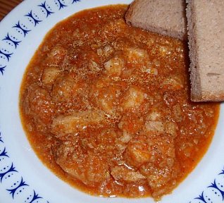 Kapří guláš s kořenovou zeleninou