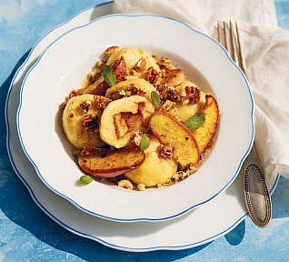 Jablečné knedlíky z odpalovaného těsta s ořechy