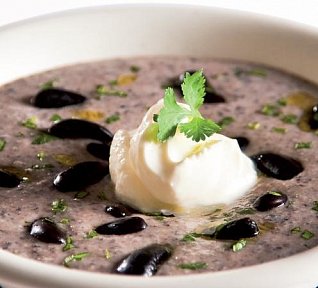 Polévka z černých fazolí a kokosu