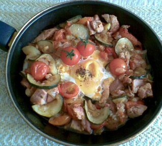 Pikantní cuketové lečo s uzeným kuřetem