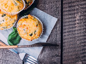 Slané muffiny se špenátem a čedarem Slané muffiny se špenátem a čedarem