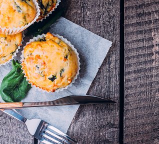 Slané muffiny se špenátem a čedarem