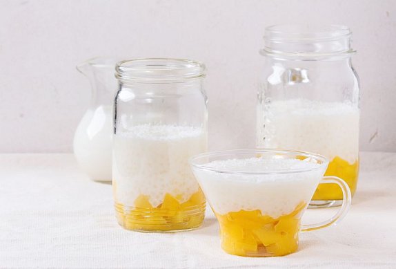 Tapiokový pudink s kokosovým mlékem a mangem