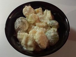 Ovocný salát s jogurtem a kokosem