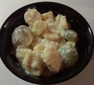 Ovocný salát s jogurtem a kokosem