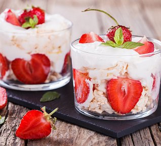 Jahodový Eton Mess (smetanový dezert s rozdrcenými pusinkami)