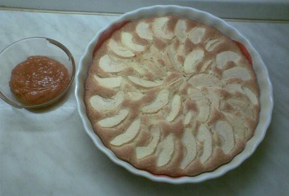 Křehký jablkový koláč s meruňkovou polevou