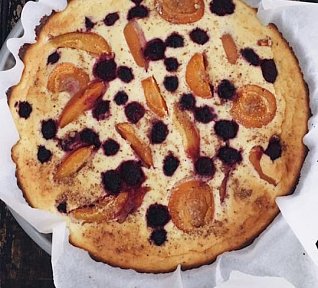 Tvarohový koláč s ovocem s čekankovým sirupem