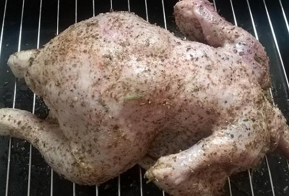 Kořeněné pečené kuře s pečenými bramborami