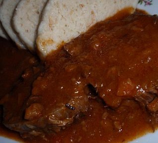 Hořčicové hovězí na špeku a zelenině