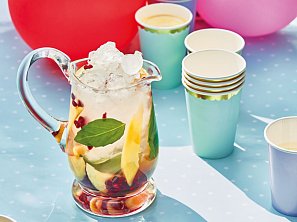 Ledový mátový čaj s mangem a granátovým jablkem