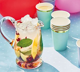 Ledový mátový čaj s mangem a granátovým jablkem