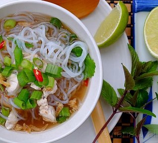 Polévka pho se zeleninovými nudlemi a jarní cibulkou