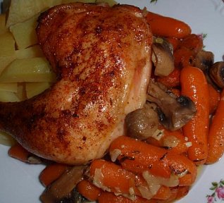 Bylinkové kuře na mrkvi a žampionech