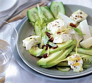 Okurkovo-avokádový salát