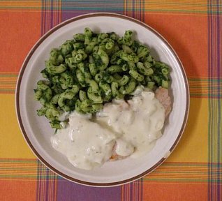 Maso se sýrovou omáčkou a špenátovými těstovinami