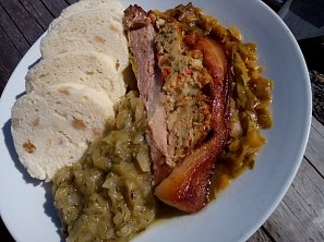 Vepřová kapsa na pórku s cuketovou nádivkou