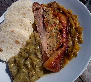 Vepřová kapsa na pórku s cuketovou nádivkou