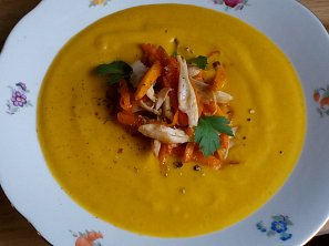 Mrkvová polévka (krém) s kuřecím masem