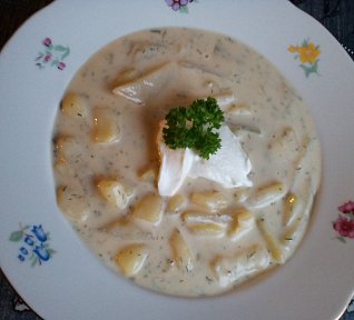 Bramborovo - kedlubnová polévka se zakysanou smetanou