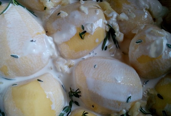 Pečené smetanové brambory s kuřecími stehýnky