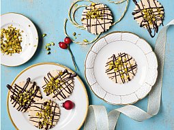 Mandlovo-citronové linecké sušenky s čokoládou a pistáciemi