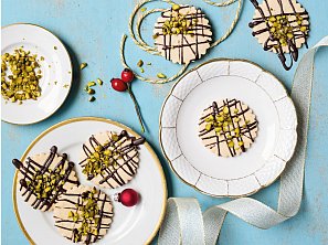 Mandlovo-citronové linecké sušenky s čokoládou a pistáciemi