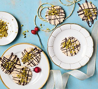 Mandlovo-citronové linecké sušenky s čokoládou a pistáciemi