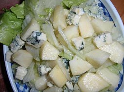 Podzimní salát se sýrem a medovou zálivkou