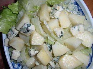Podzimní salát se sýrem a medovou zálivkou