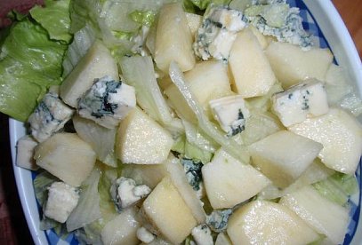 Podzimní salát se sýrem a medovou zálivkou
