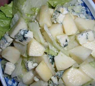 Podzimní salát se sýrem a medovou zálivkou