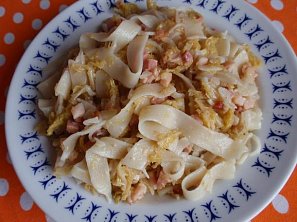 Kapusta s uzeným masem a těstovinami