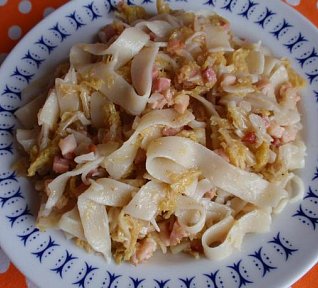 Kapusta s uzeným masem a těstovinami