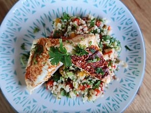 Těstovinový salát se zeleninou a bylinkami