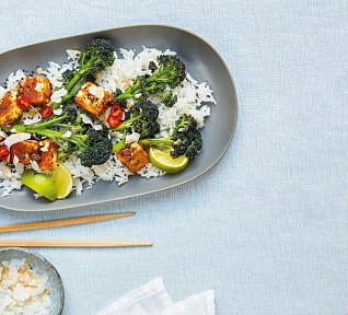 Tofu v arašídové omáčce s brokolicí a kokosovou rýží